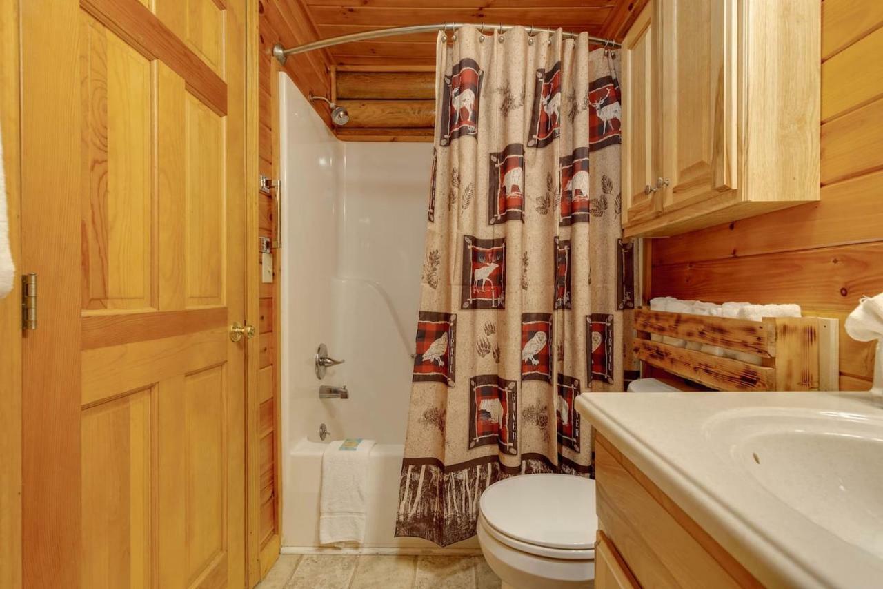 فيلا بيدجن فورجفي Log Cabin! 1Mile From The Action! Private Lane! Hot Tub! Pool Table! المظهر الخارجي الصورة