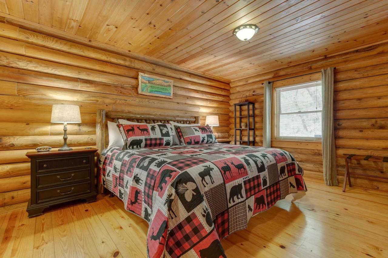 فيلا بيدجن فورجفي Log Cabin! 1Mile From The Action! Private Lane! Hot Tub! Pool Table! المظهر الخارجي الصورة