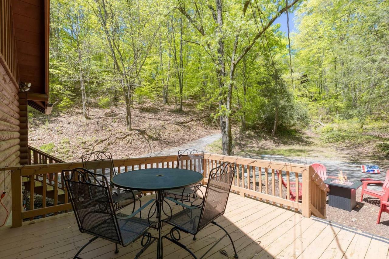 فيلا بيدجن فورجفي Log Cabin! 1Mile From The Action! Private Lane! Hot Tub! Pool Table! المظهر الخارجي الصورة