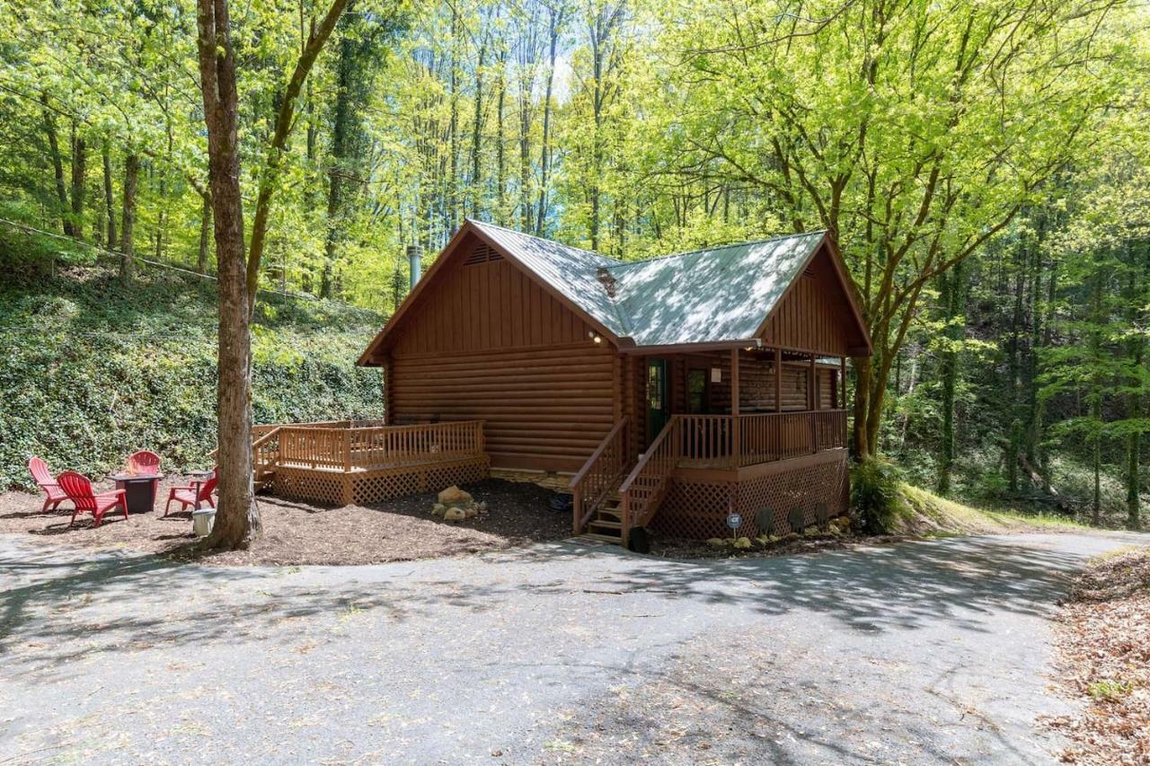 فيلا بيدجن فورجفي Log Cabin! 1Mile From The Action! Private Lane! Hot Tub! Pool Table! المظهر الخارجي الصورة