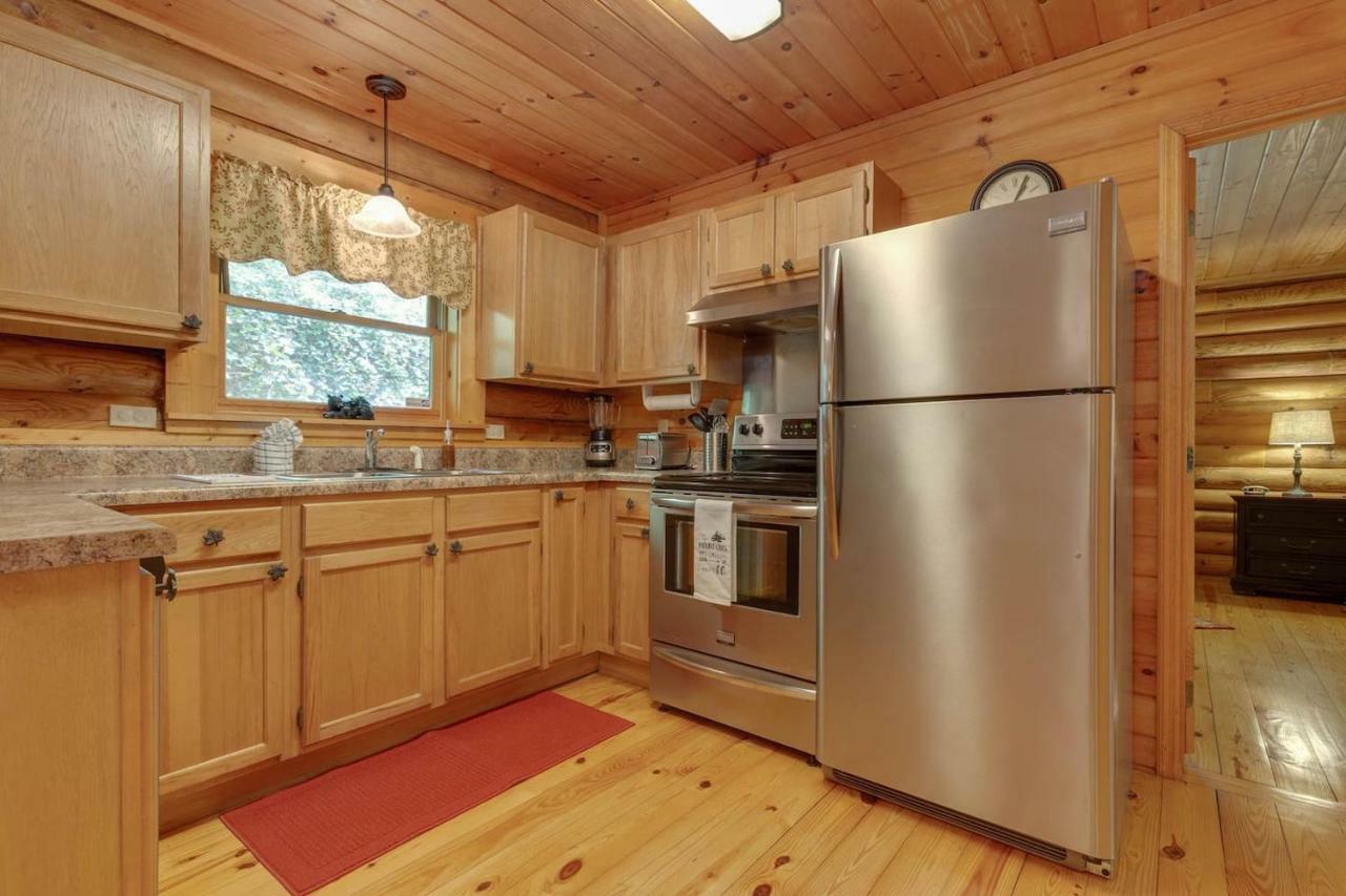 فيلا بيدجن فورجفي Log Cabin! 1Mile From The Action! Private Lane! Hot Tub! Pool Table! المظهر الخارجي الصورة
