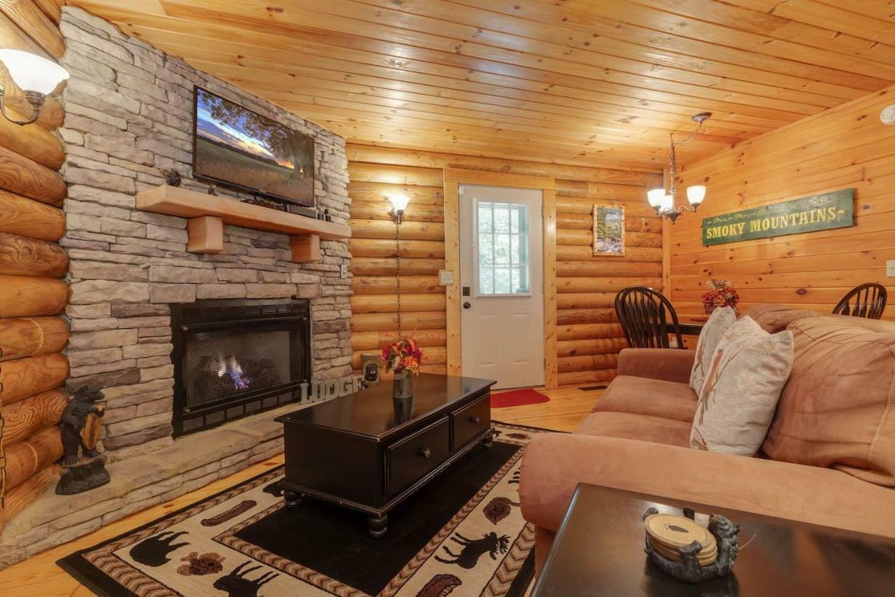 فيلا بيدجن فورجفي Log Cabin! 1Mile From The Action! Private Lane! Hot Tub! Pool Table! المظهر الخارجي الصورة