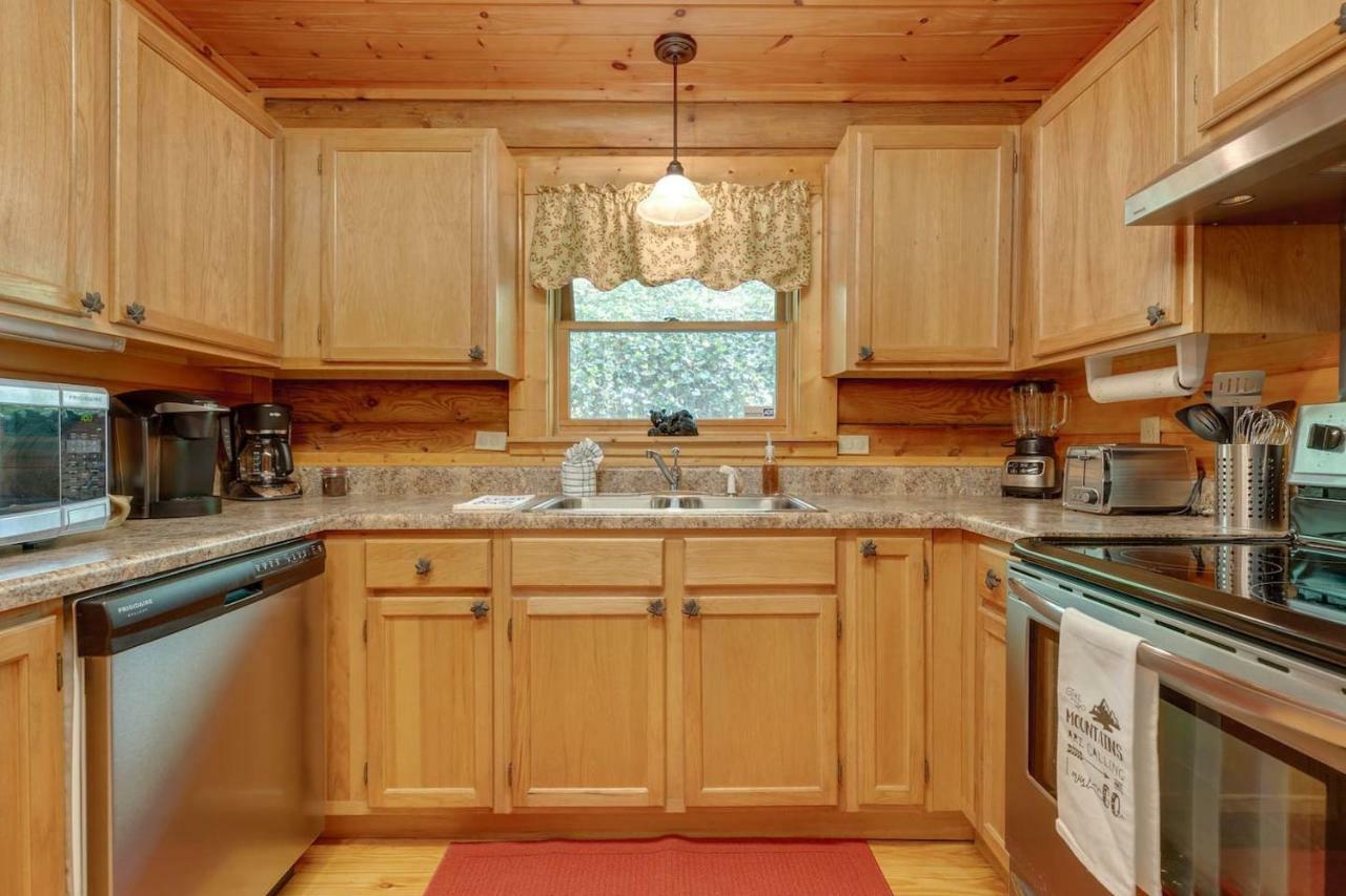 فيلا بيدجن فورجفي Log Cabin! 1Mile From The Action! Private Lane! Hot Tub! Pool Table! المظهر الخارجي الصورة