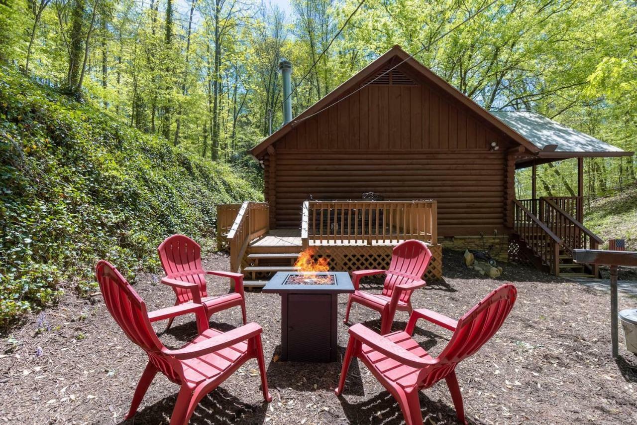 فيلا بيدجن فورجفي Log Cabin! 1Mile From The Action! Private Lane! Hot Tub! Pool Table! المظهر الخارجي الصورة