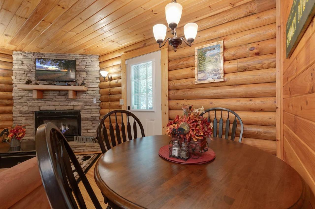 فيلا بيدجن فورجفي Log Cabin! 1Mile From The Action! Private Lane! Hot Tub! Pool Table! المظهر الخارجي الصورة